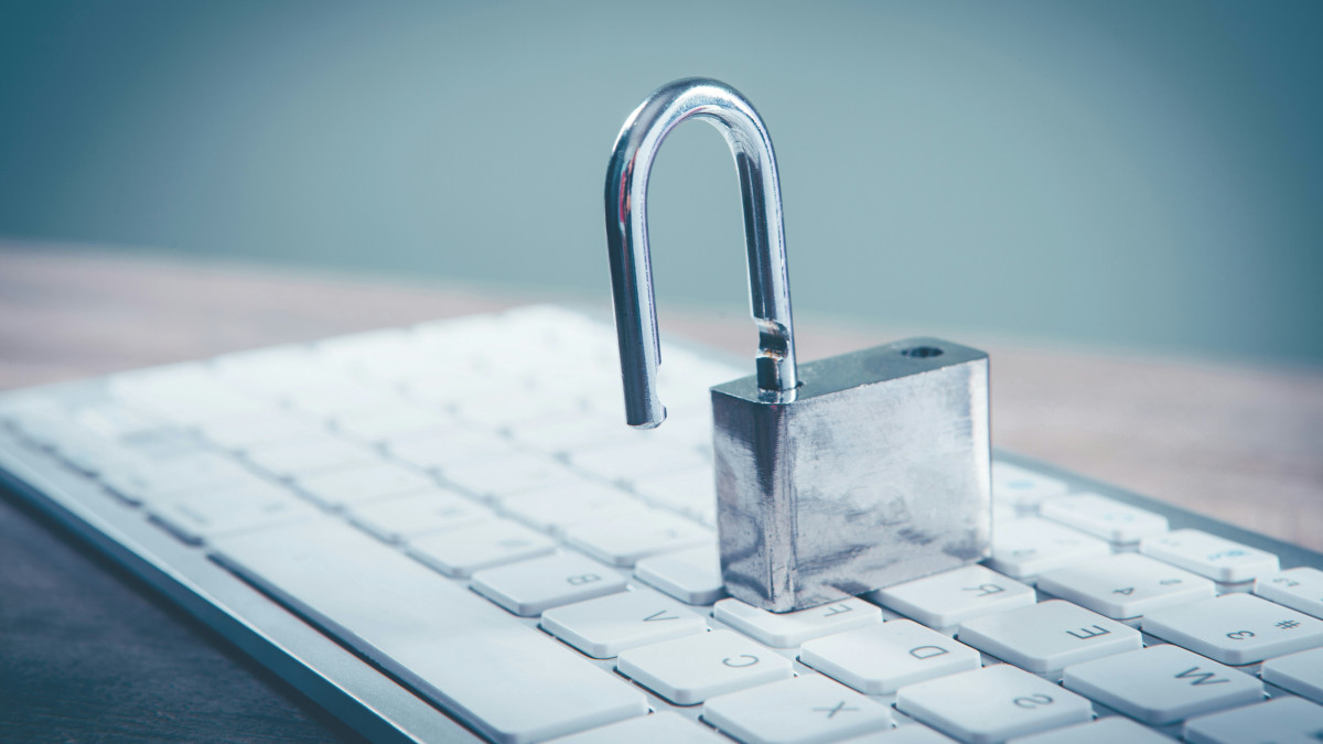 image illustrant le concept de cybersécurité à l'aide d'un cadenas posé sur un clavier